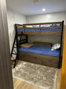 En eller flere senge i et værelse på The Title by Eeri