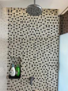 La salle de bains est pourvue d'un mur carrelé noir et blanc. dans l'établissement D Majestic Hosted By TCL Home 4141, à Kuala Lumpur