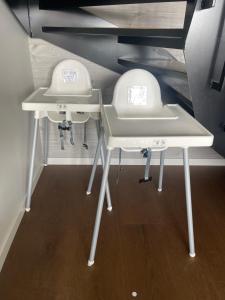 due tavoli e sedie bianchi in una stanza di Brand new mountain cabin a Branäs