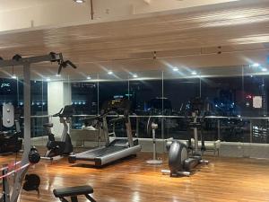 - une salle de sport avec des équipements de cardio-training et une vue sur la ville dans l'établissement D Majestic Hosted By TCL Home 4141, à Kuala Lumpur