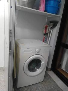 - Lavadora y secadora en una habitación pequeña en Spacieux Appartement à Porto en bord mer, en Póvoa de Varzim