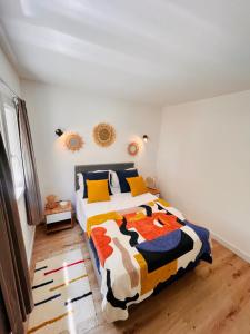 een slaapkamer met een bed met een koeiendeken erop bij Cala Rossa by Saraï, Apt T2 4 personnes, dans Résidence hôtelière avec piscine in Lecci