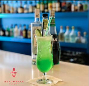 Una bebida verde en un vaso sobre una mesa. en Modern Studio Escape at BeachWalk, Perfect for Small Groups -B, en Hallandale Beach