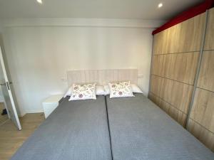 A bed or beds in a room at Acogedor Apartamento en zona privilegiada