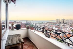 balcón con banco y vistas a la ciudad en Apartment wit, en Estambul