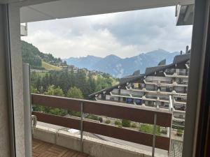 - une vue depuis le balcon d'un bâtiment dans l'établissement Résidence « Les Crêtes », à Torgon