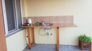 una mesa de madera con un fregadero en la pared en Briza Marii en Costinesti