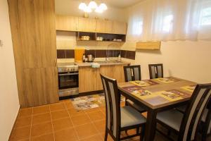Virtuvė arba virtuvėlė apgyvendinimo įstaigoje Chata Biela Stopa