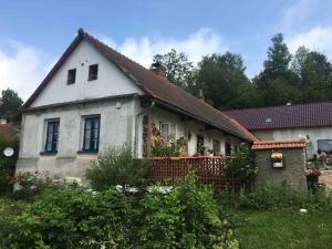 een oud huis met een tuin ervoor bij 127 let stará chalupa se spaním na peci in Jistebnice