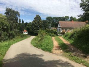 een onverharde weg met een huis aan de zijkant bij 127 let stará chalupa se spaním na peci in Jistebnice