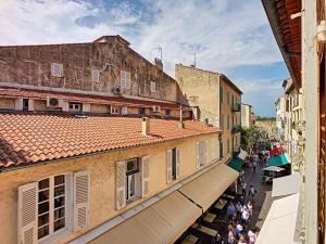 アンティーブにあるMagnifique appartement au cœur du Vieil Antibesの建物を歩く人々