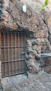 una pared de piedra con una puerta delante de un edificio en CASA RURAL CON PISCINA PRIVADA El ROBLE en Moya