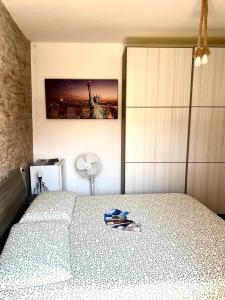 Cremia的住宿－La bettola di cremia，卧室配有一张床,墙上挂有绘画作品