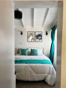 מיטה או מיטות בחדר ב-Charming 1 bedroom house with garden view in Nairobi!