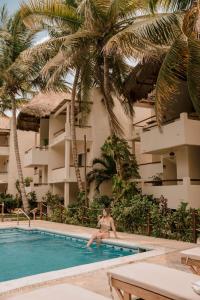 Bazén v ubytování Petit Lafitte Beach Front Hotel & Bungalows nebo v jeho okolí