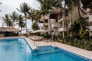 Bazén v ubytování Petit Lafitte Beach Front Hotel & Bungalows nebo v jeho okolí