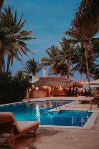 Bazén v ubytování Petit Lafitte Beach Front Hotel & Bungalows nebo v jeho okolí