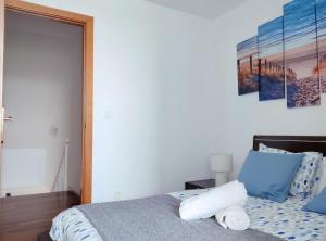 A bed or beds in a room at Dúplex Surf junto a la playa