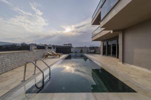 Bazén v ubytování Luxury Villa with Private Pool Close to Lara Beach nebo v jeho okolí