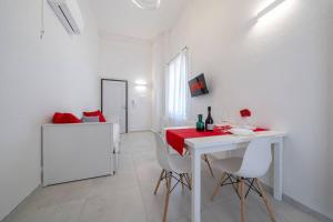 a white room with a white table and white chairs at PALAZZO DUCALE - Romantico appartamento in centro in Modena