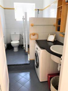 un piccolo bagno con servizi igienici e lavandino di Casa en Palamós (Costa Brava). Unifamiliar, 3 BDRM, 6 Pers, Garage a Palamós