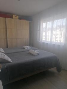 A bed or beds in a room at Acogedor Apartamento en zona privilegiada
