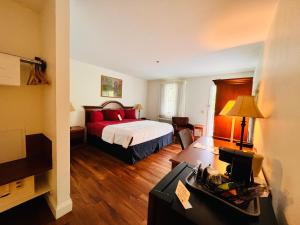 Pokój hotelowy z łóżkiem z czerwonymi poduszkami w obiekcie Inn at Cemetery Hill w mieście Gettysburg