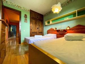 Ger的住宿－Casa Elegancia Pleta de Saga，一间卧室配有两张床和吊灯。