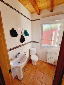 a bathroom with a toilet and a sink at Casa Rural Villapresente in Reocín