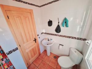 La salle de bains est pourvue de toilettes et d'un lavabo. dans l'établissement Casa Rural Villapresente, à Reocín