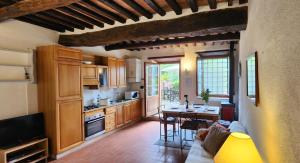 une cuisine et un salon avec un canapé et une table dans l'établissement Lindo Apartamento no coração do Chianti!, à Castellina in Chianti
