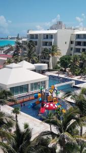 een luchtzicht op een zwembad in een resort bij BeachView & Balcony 3905 in Cancun