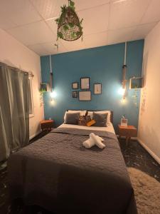 una camera da letto con un letto su cui è adagiato un animale bianco di Bel appartement avec petit balcon sympa a Porto-Novo
