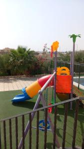 eine Rutsche auf einem Spielplatz in einem Park in der Unterkunft شاليه سحاب in Yanbu