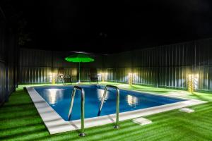 ein Swimmingpool in einem Garten bei Nacht in der Unterkunft MILUX in Sanski most + 7 Fotos