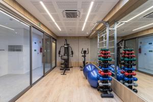 - une salle de sport avec des équipements d'exercice dans l'établissement Apartamentos novos ao lado do MASP e a metros da paulista - Next Haddock, à São Paulo