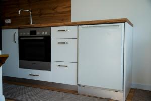 eine Küche mit Herd und Kühlschrank in der Unterkunft MILUX in Sanski most