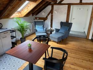 - un salon avec une table et des chaises en bois dans l'établissement Apartment Cochemer Kaffeerösterei, à Cochem