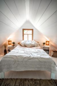 Llit o llits en una habitació de Siedlisko Szaciłówka - Domek Lipowy