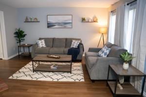 Χώρος καθιστικού στο Luxury 3BR Townhome in the Heart of Winston Salem NC - Sleep 6 +18 φωτογραφίες