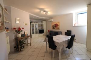 - une cuisine et une salle à manger avec une table et des chaises dans l'établissement Platea Cavour, à Sutri