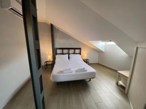 1 dormitorio con 1 cama blanca grande en el ático en V Apartamento junto a PlazaMayor, en Salamanca