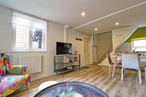 salon z kanapą i stołem w obiekcie Logement CHEZ ANTHONE - Proche Obernai, logement pour 1 à 5 personnes w mieście Bernardswiller