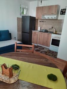 ein Wohnzimmer mit einer Küche und einem Sofa in der Unterkunft Apartman Petković in Višegrad