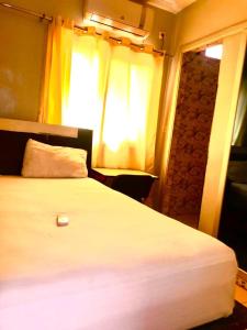 En eller flere senge i et værelse på Hôtel Ami Bamba