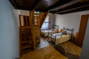 uma sala de estar com uma escada em espiral e um quarto em Guesthouse Véni i Gjyshit em Shkodër