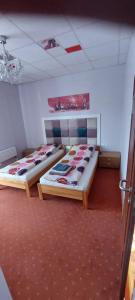 um quarto com duas camas num quarto em Pokoje Gościnne HEVEN em Płock