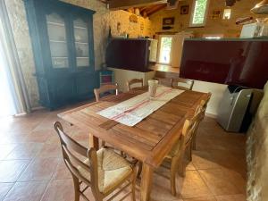 un tavolo e sedie in legno in una stanza di Gouillette a Saint-Pey-de-Castets