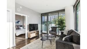 Televisyen dan/atau pusat hiburan di Piedmont Park 1 bdrm