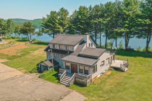 an aerial view of a house on a hill at Le 2800 du Parc in Shawinigan
